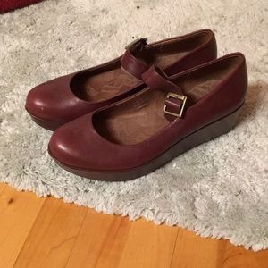 Dark brown clogs/wedges.